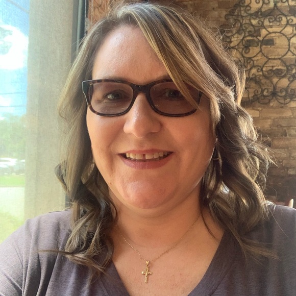 Meet your Posher, April - Picture 2 of 5